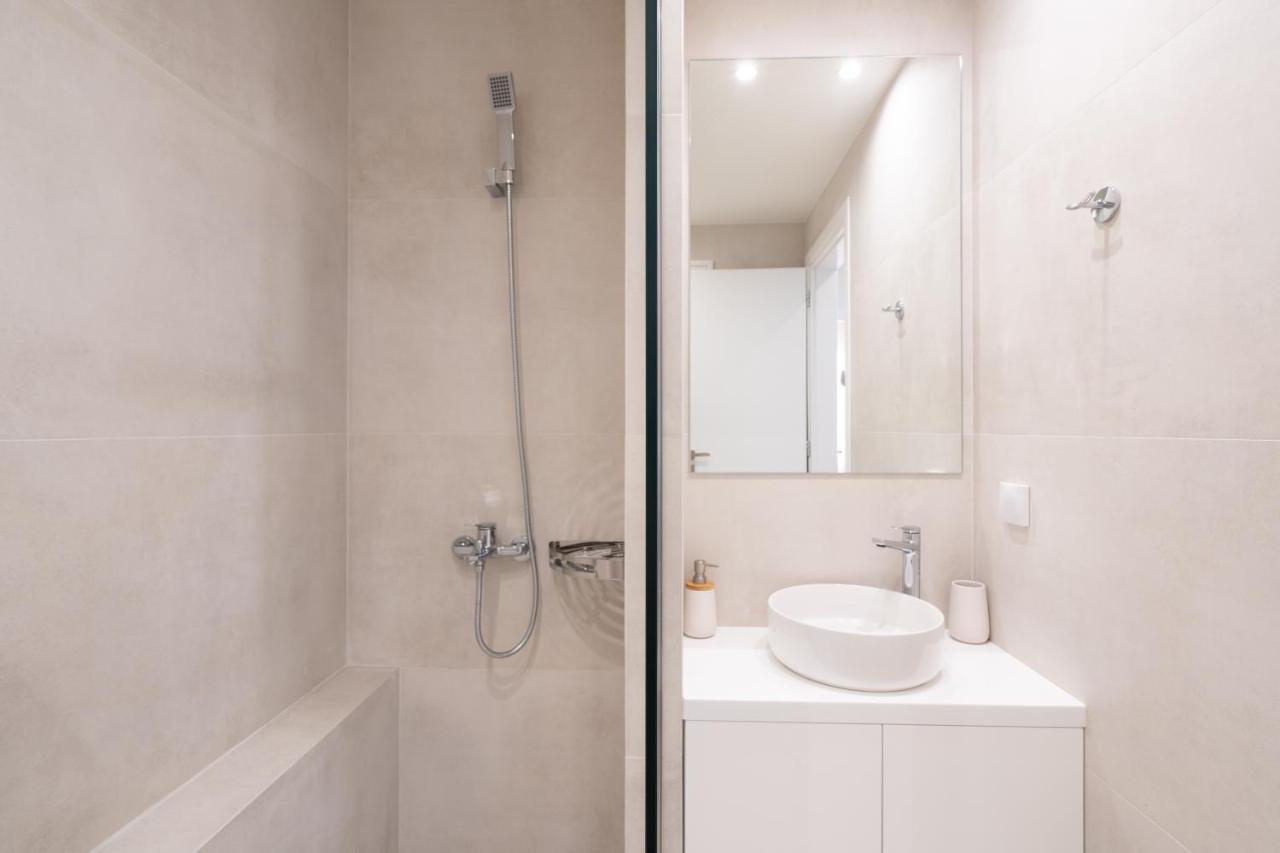 Newly Renovated 2 Bedroom Apartment, 5Min To Metro Atene Esterno foto
