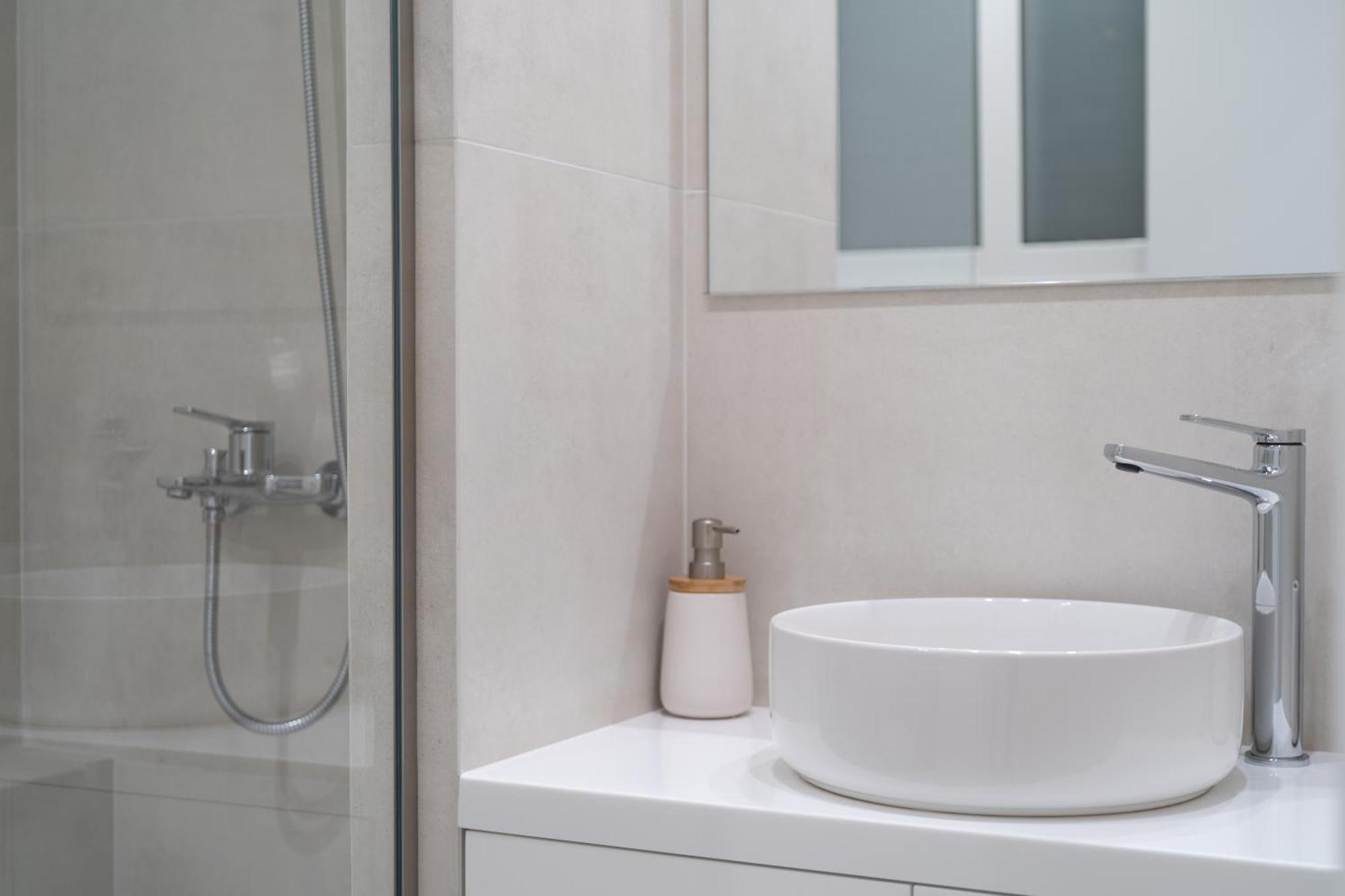 Newly Renovated 2 Bedroom Apartment, 5Min To Metro Atene Esterno foto