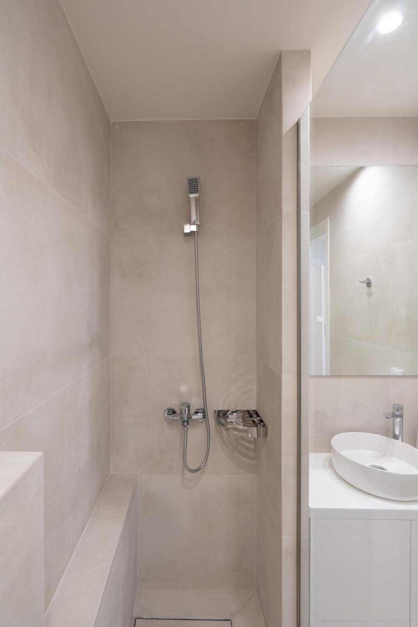 Newly Renovated 2 Bedroom Apartment, 5Min To Metro Atene Esterno foto